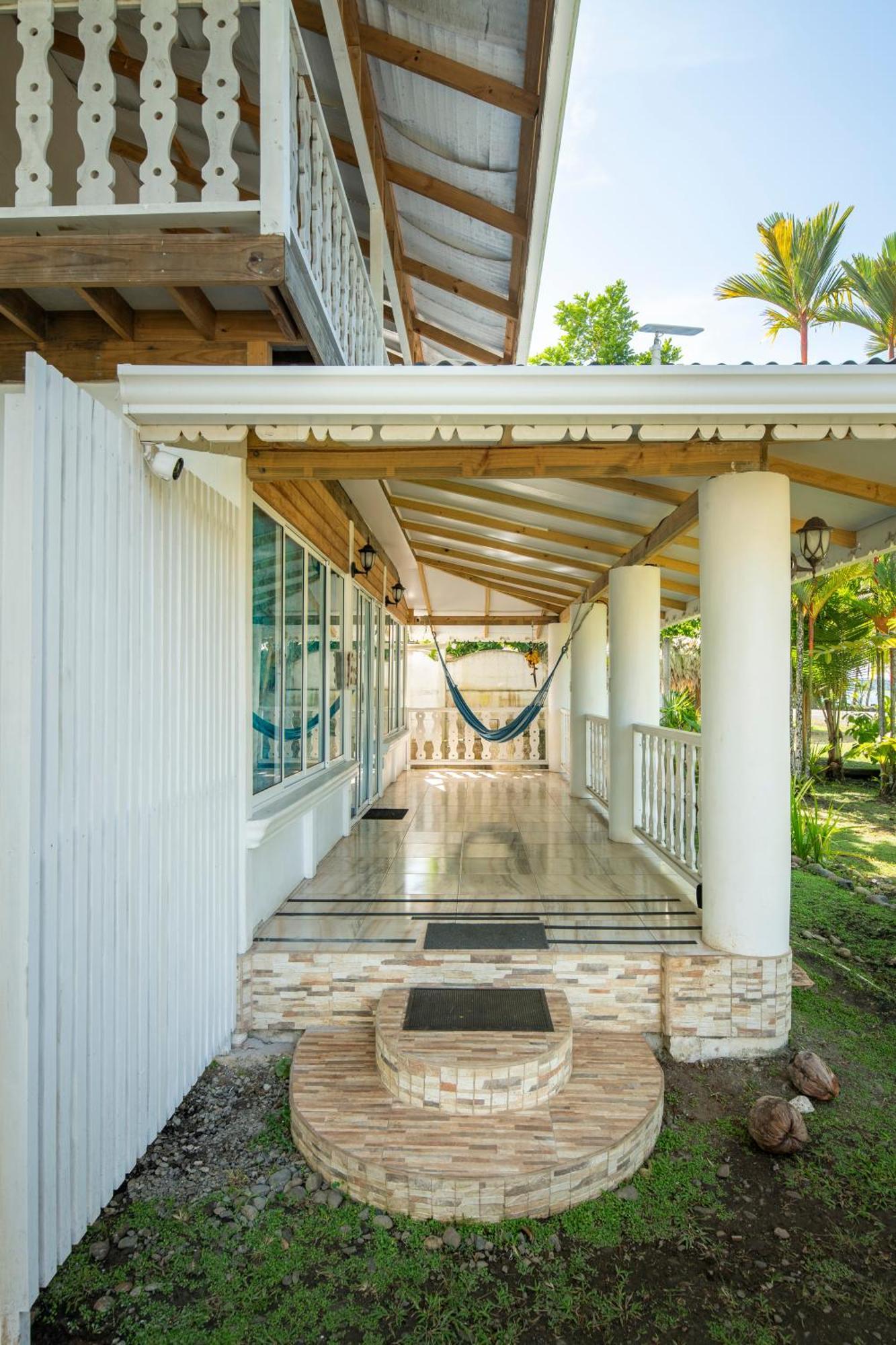 Casa Blanca Beachfront House With Shared Pool Access Pangea Lodge 曼萨尼约 外观 照片